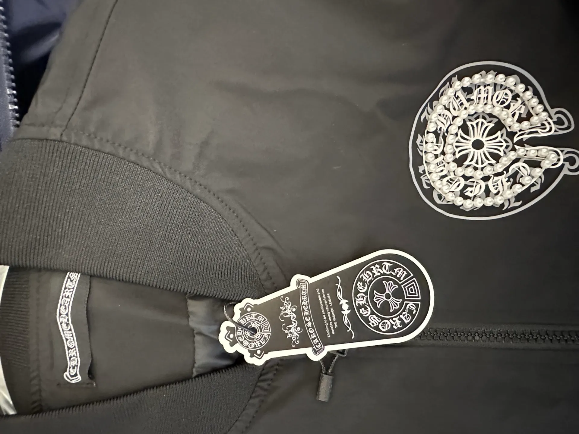 P310 model number: TT75 Chromehearts Chromehearts Pearl Baseball Jacket has clear texture and full texture. It is dyed 1×1 in the same vat with no color difference and is precise. It can be worn in layers. It is a good product for your own use. Highly recommended ~ All accessories are all original and customized!  ... The overall workmanship and materials used are also very particular, reflecting the brand's quality control in every aspect! Proper big factory style! Size:S-XL